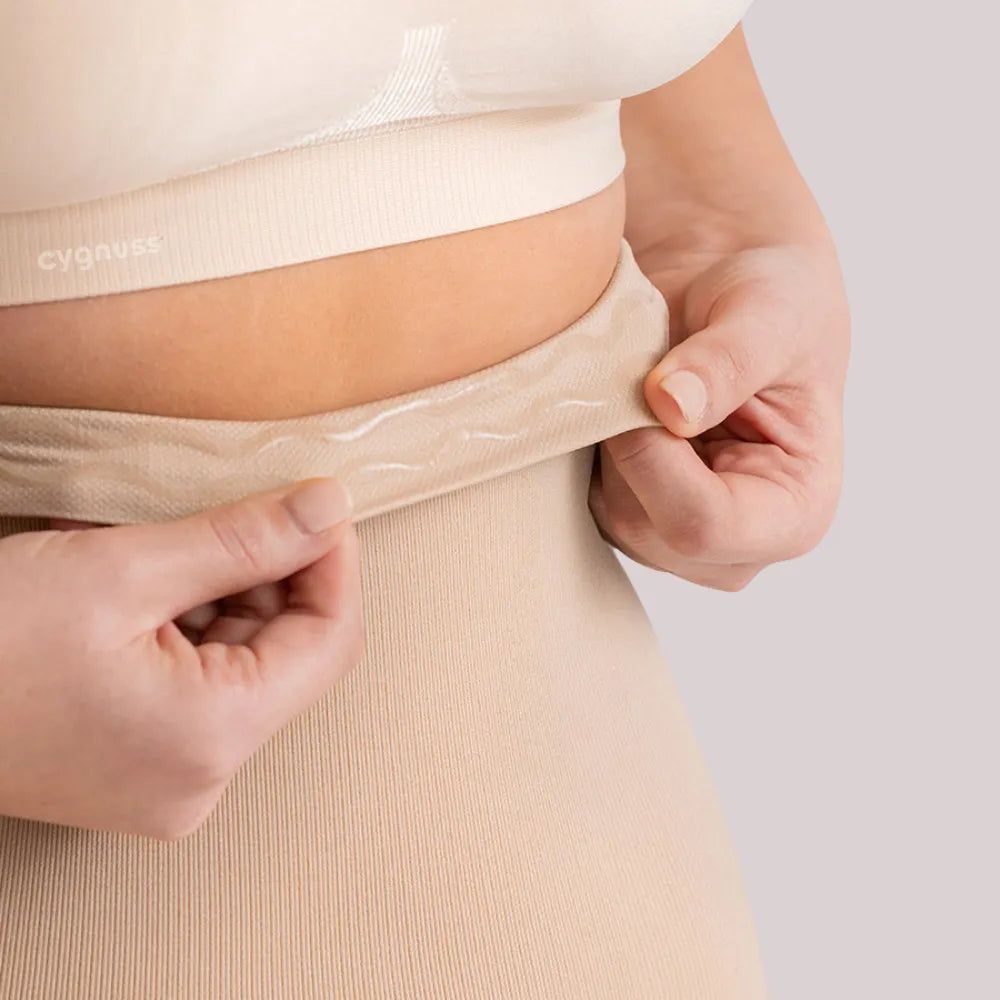 Close no detalhe da faixa de silicone da calzón moldeador Juliette beige da Cygnuss, evidenciando o acabamento interno que oferece maior sustentação y aderência à cintura.